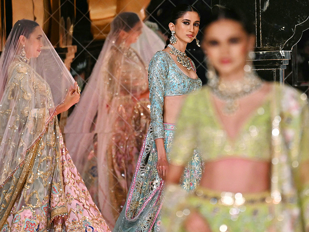 andeep_20Khosla_20during_20the_20opening_20show_20of_20FDCI_20India_20Couture_20Week__20_287_29.jpg 7