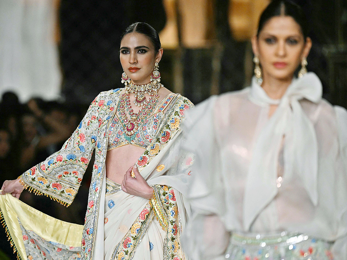 andeep_20Khosla_20during_20the_20opening_20show_20of_20FDCI_20India_20Couture_20Week__20_288_29.jpg 8