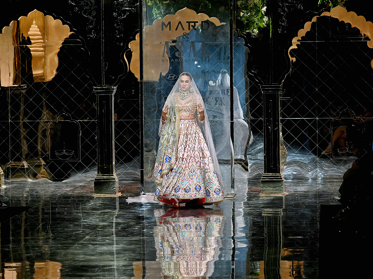 andeep_20Khosla_20during_20the_20opening_20show_20of_20FDCI_20India_20Couture_20Week__20_289_29.jpg 9