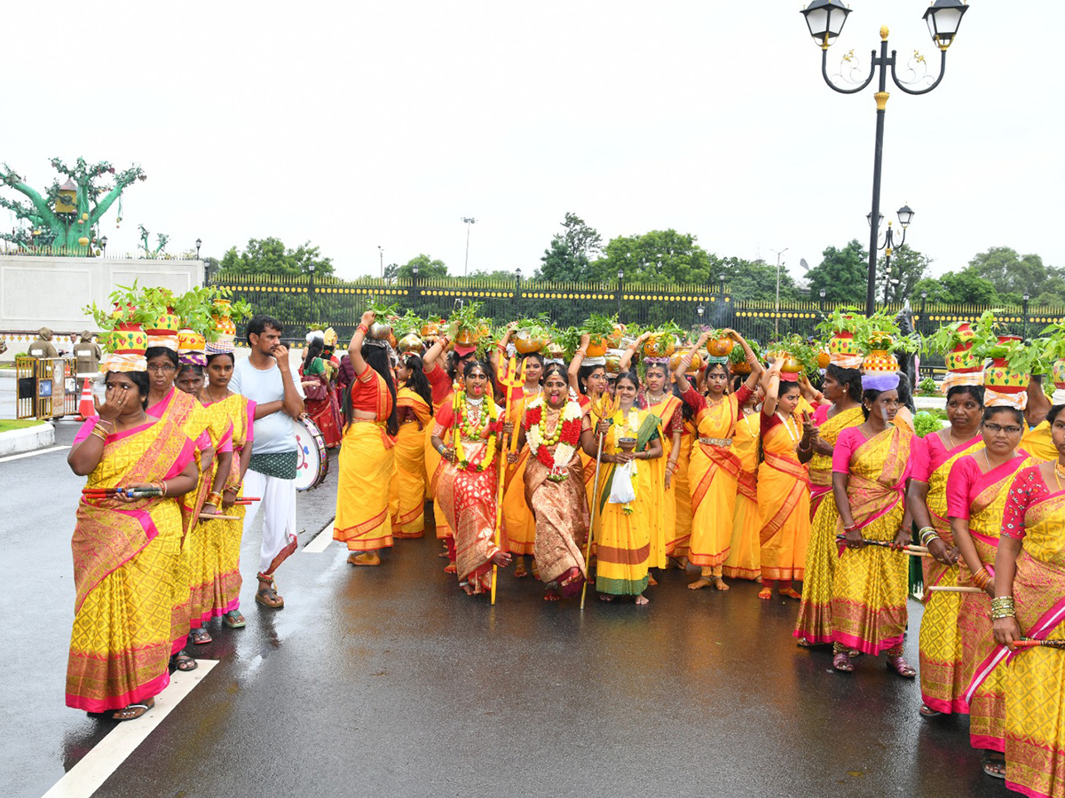 Bonalu_20Festival_20Celebrations_20Secretariat_20In_20Telangana_15.jpg 15