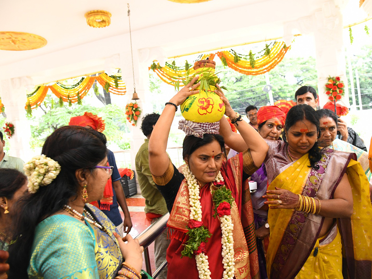 Bonalu_20Festival_20Celebrations_20Secretariat_20In_20Telangana_2.jpg 2