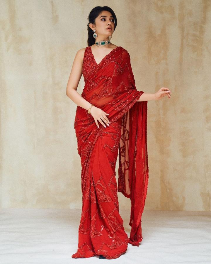 KrithiShetty-03.jpg 3