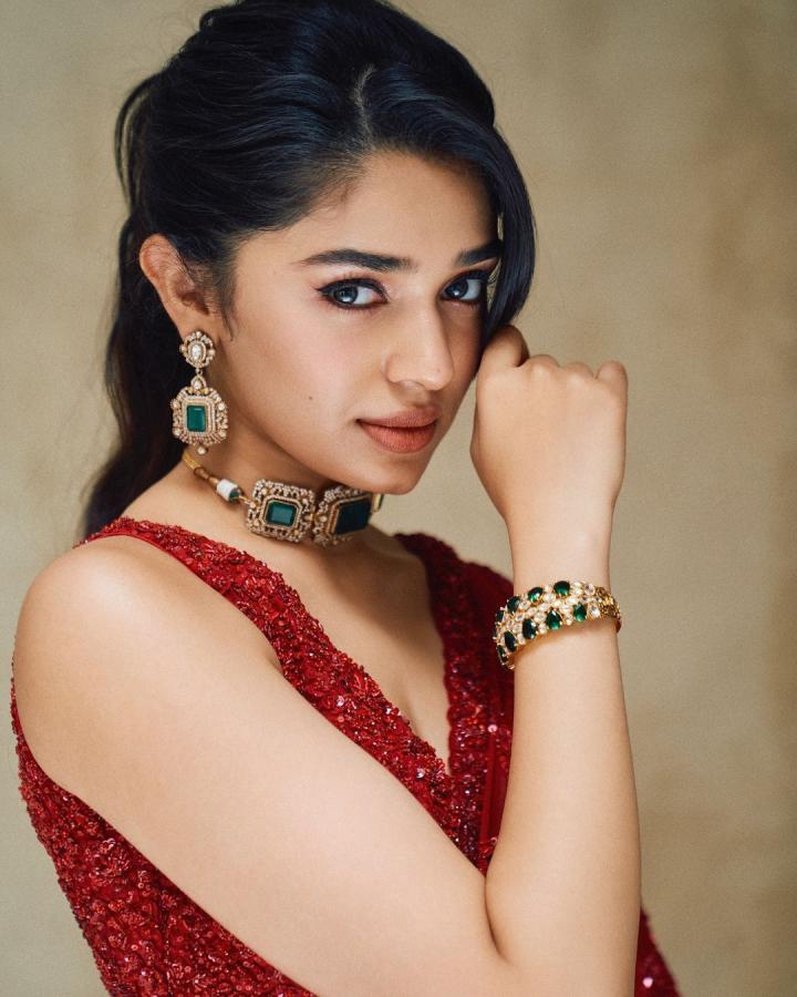 KrithiShetty-06.jpg 6