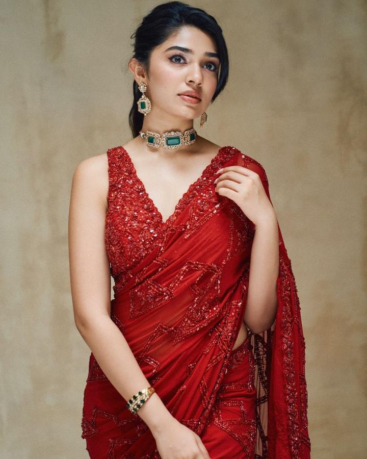 KrithiShetty-09.jpg 9