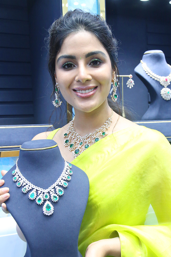 Actress_20Samyuktha_20Menon_20Launches_20Ladia_20Lab_20Grown_20Diamonds_20Photos_20_2812_29.jpg 12