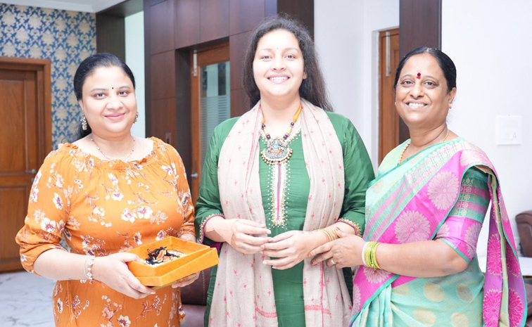 Renu_20Desai_20Meets_20Minister_20Konda_20Surekha_20Photos_20_282_29.jpg 2