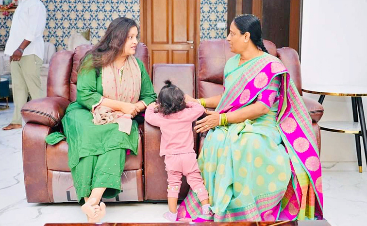 Renu_20Desai_20Meets_20Minister_20Konda_20Surekha_20Photos_20_286_29.jpg 6