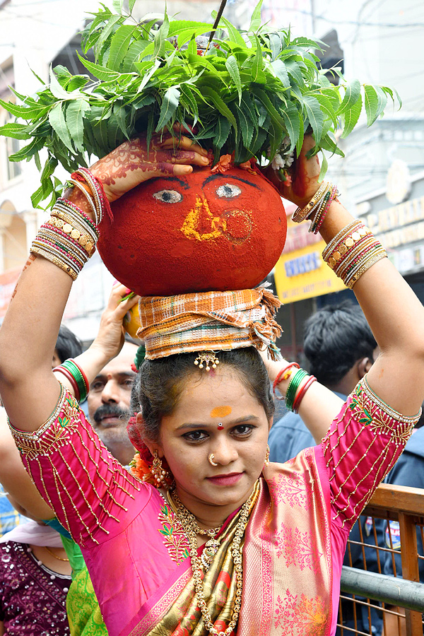 Hyderabad_20Bonalu_20Celebrations_20Photos_20_283_29.jpg 4