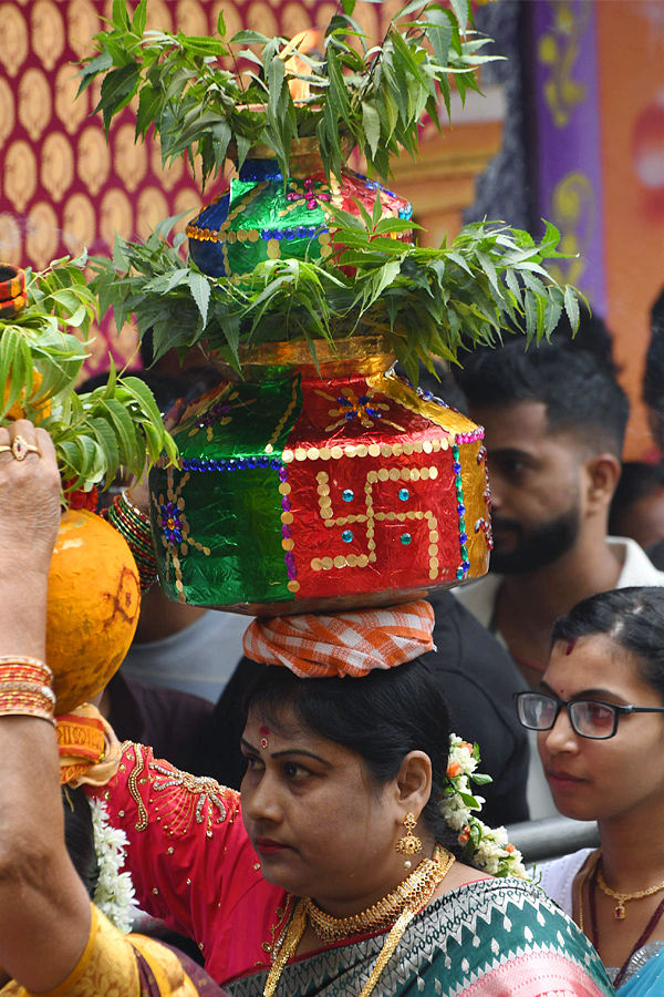 Hyderabad_20Bonalu_20Celebrations_20Photos_20_286_29.jpg 7