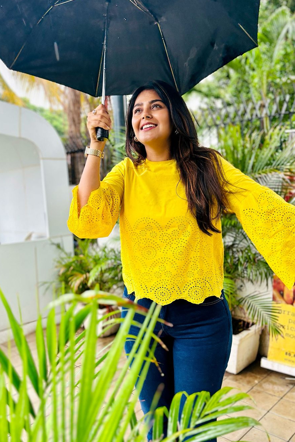 Monal-Gajjar-2.jpg 3