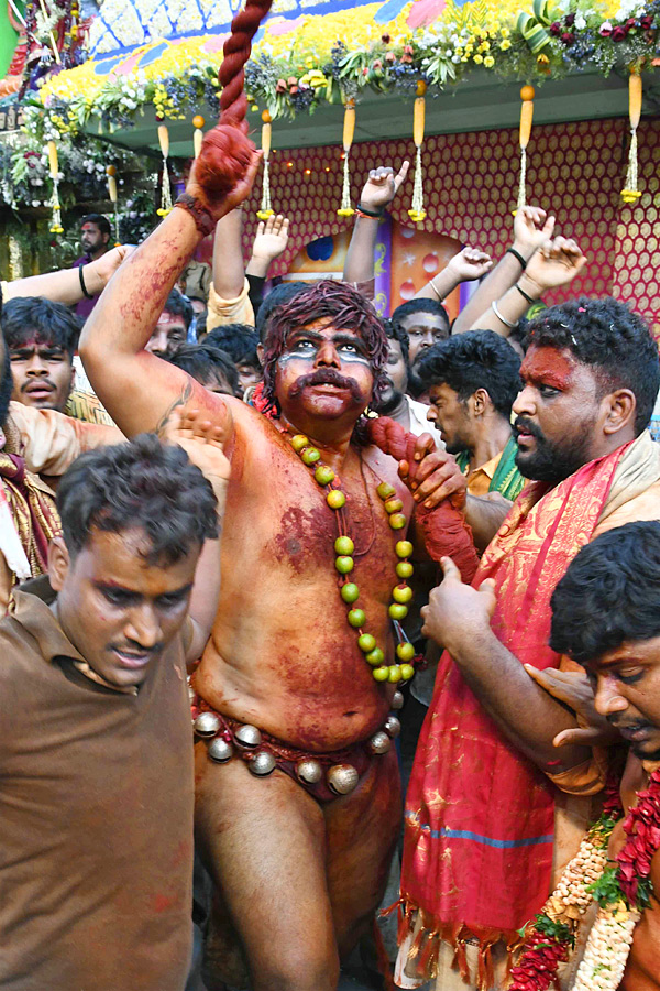 Huge_20Devotees_20Throng_20To_20Old_20City_20Temple_20For_20_E2_80_98Rangam_E2_80_99_20Photos_20_2815_29.jpg 15