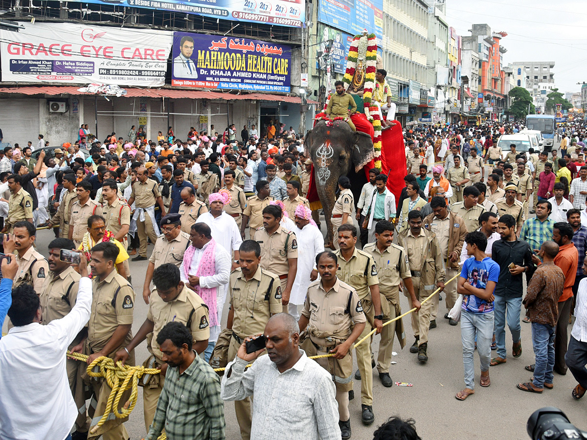 Huge_20Devotees_20Throng_20To_20Old_20City_20Temple_20For_20_E2_80_98Rangam_E2_80_99_20Photos_20_284_29.jpg 4