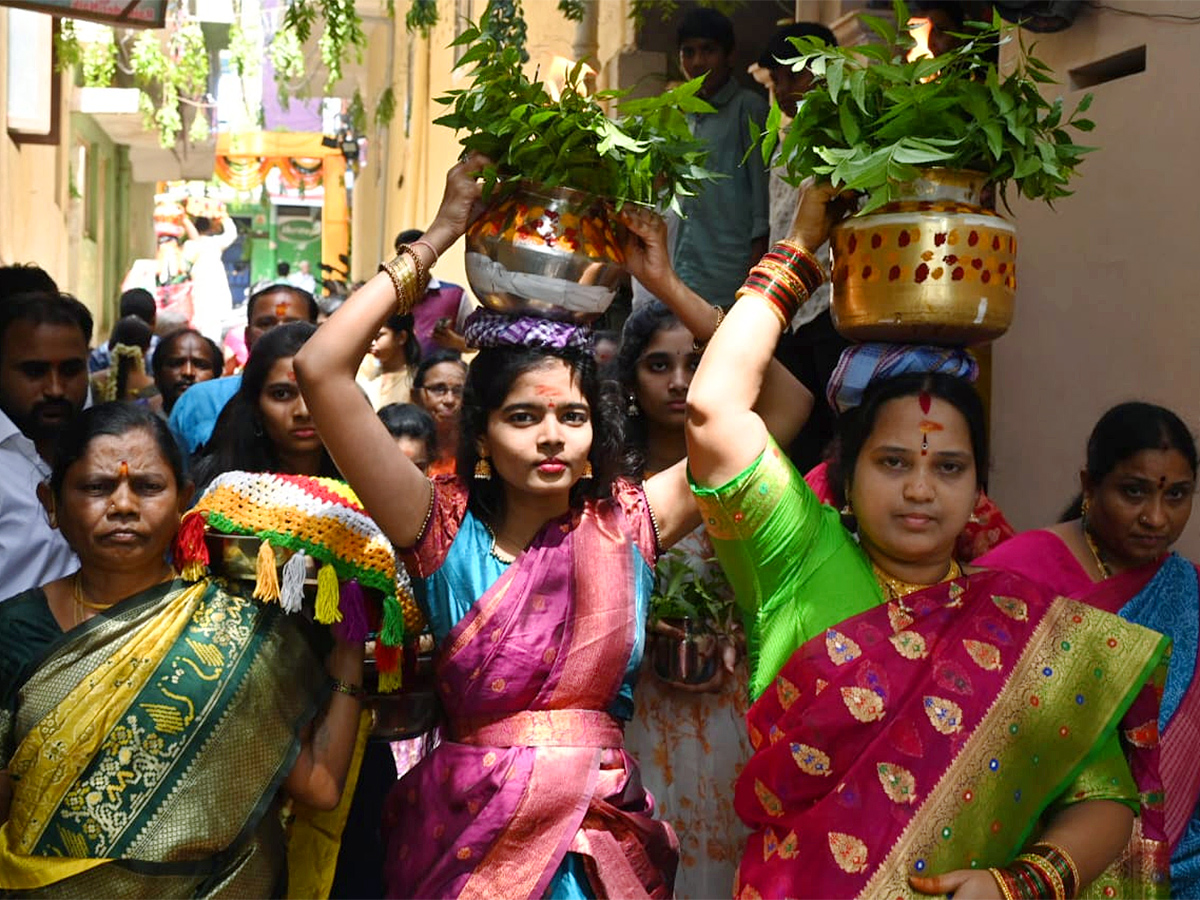 bonalu_20celebrations_20at_20khairatabad_20assembly_20constituency_20_2811_29.jpg 11