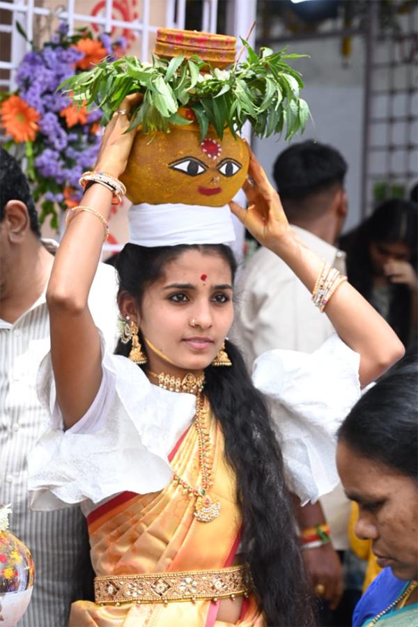 bonalu_20celebrations_20at_20khairatabad_20assembly_20constituency_20_2815_29.jpg 15