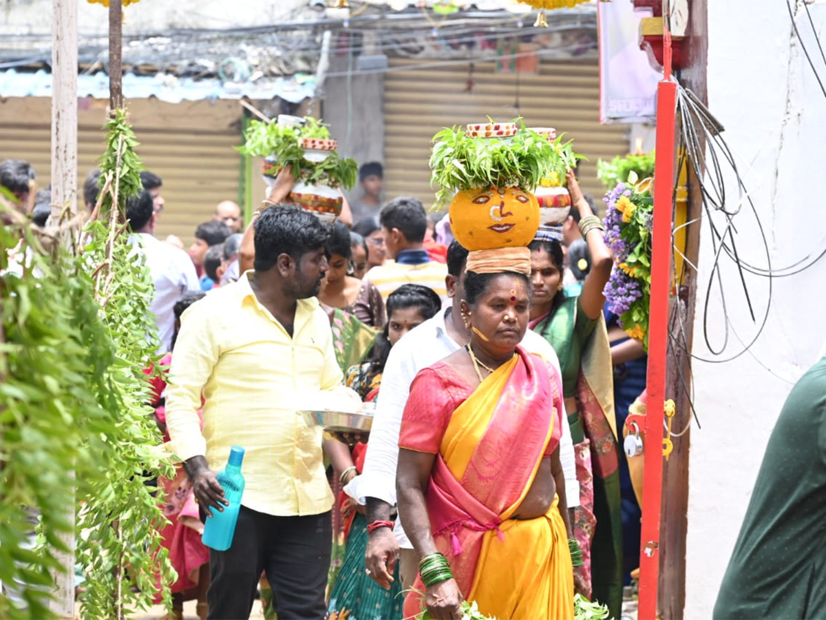 bonalu_20celebrations_20at_20khairatabad_20assembly_20constituency_20_2818_29.jpg 18