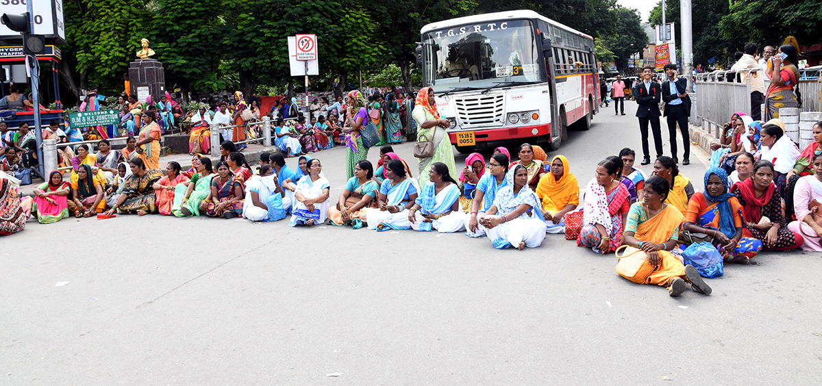 ASHA_20Workers_20Stage_20Protest_9.jpg 7