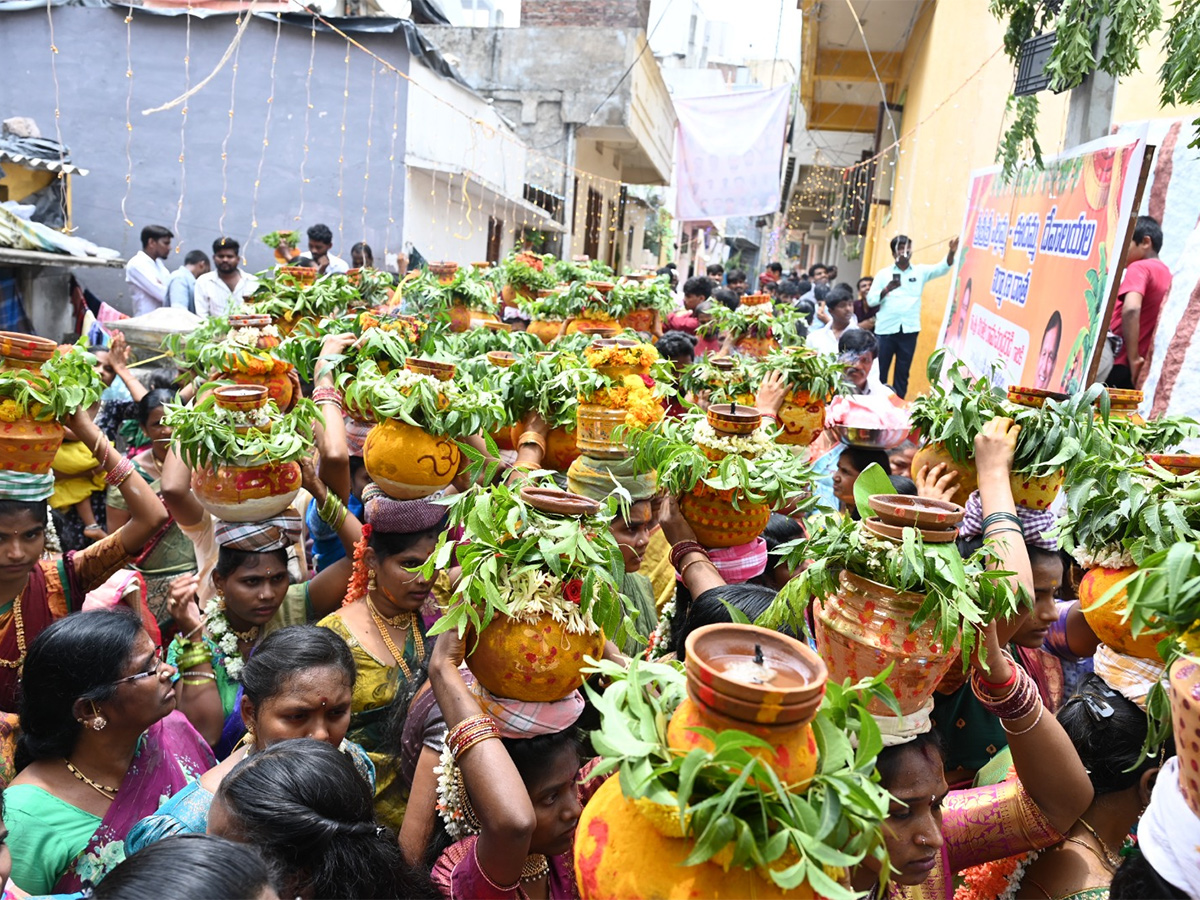 Bonala_20celebrations_20at_20Eidamma_20Temple_20in_20Filmnagar_20Photos__20_2811_29.jpg 11
