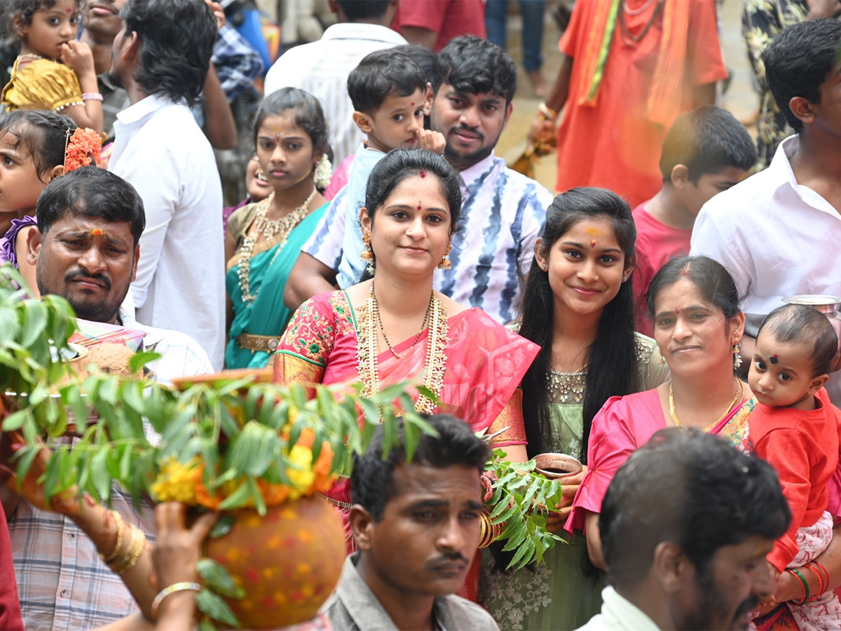 Bonala_20celebrations_20at_20Eidamma_20Temple_20in_20Filmnagar_20Photos__20_2814_29.jpg 14