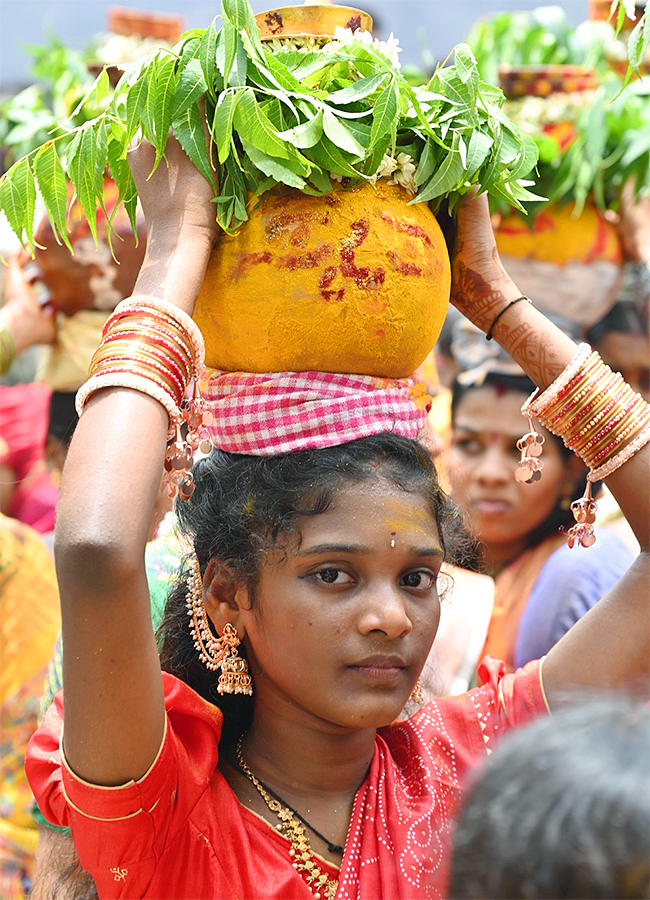 Bonala_20celebrations_20at_20Eidamma_20Temple_20in_20Filmnagar_20Photos__20_2820_29.jpg 20