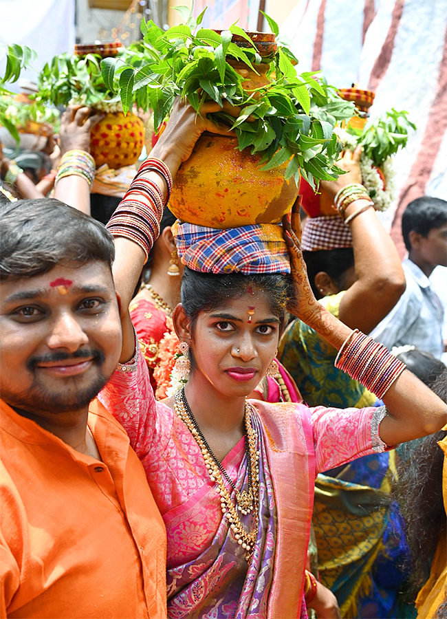 Bonala_20celebrations_20at_20Eidamma_20Temple_20in_20Filmnagar_20Photos__20_2822_29.jpg 22