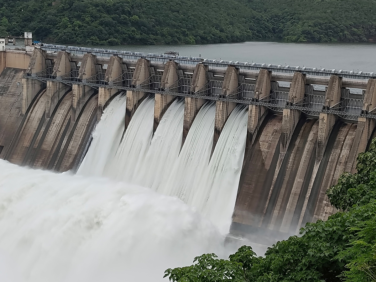 Inflows_20Rise_20At_20Srisailam_20Dam_20Photos_11.jpg 11