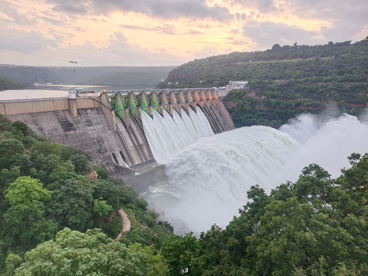 Inflows_20Rise_20At_20Srisailam_20Dam_20Photos_14.jpg 14