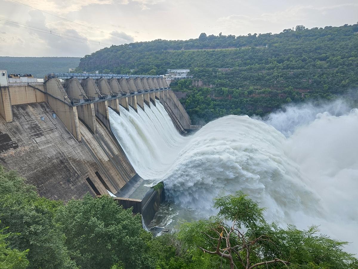 Inflows_20Rise_20At_20Srisailam_20Dam_20Photos_16.jpg 16
