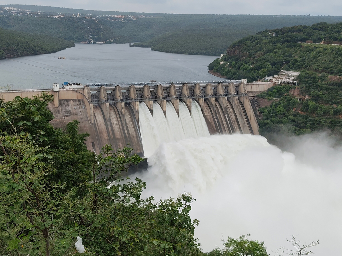 Inflows_20Rise_20At_20Srisailam_20Dam_20Photos_17.jpg 17