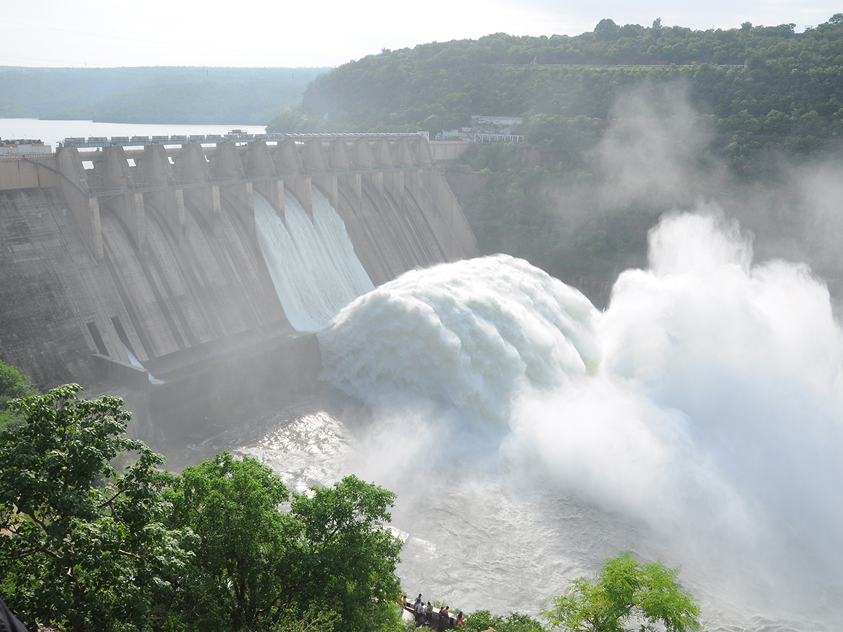 Inflows_20Rise_20At_20Srisailam_20Dam_20Photos_18.jpg 18