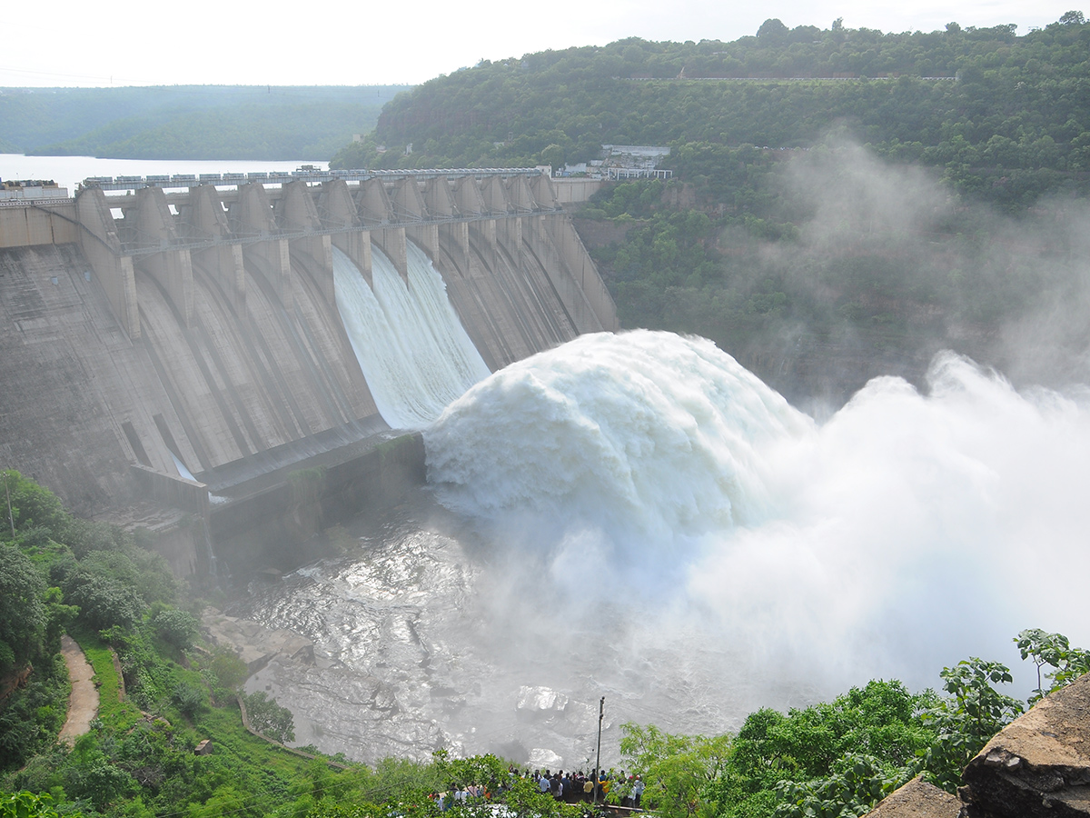 Inflows_20Rise_20At_20Srisailam_20Dam_20Photos_3.jpg 3