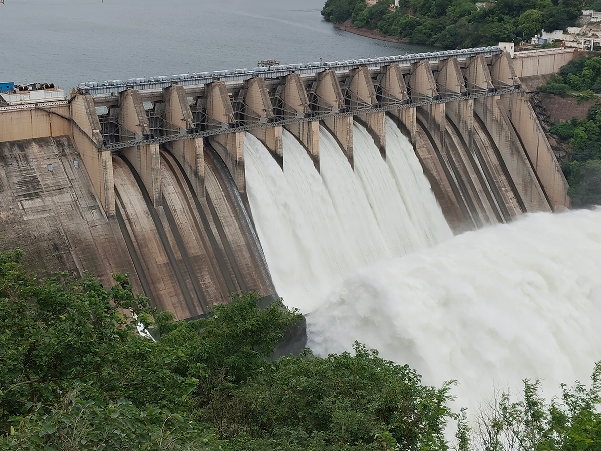 Inflows_20Rise_20At_20Srisailam_20Dam_20Photos_5.jpg 5