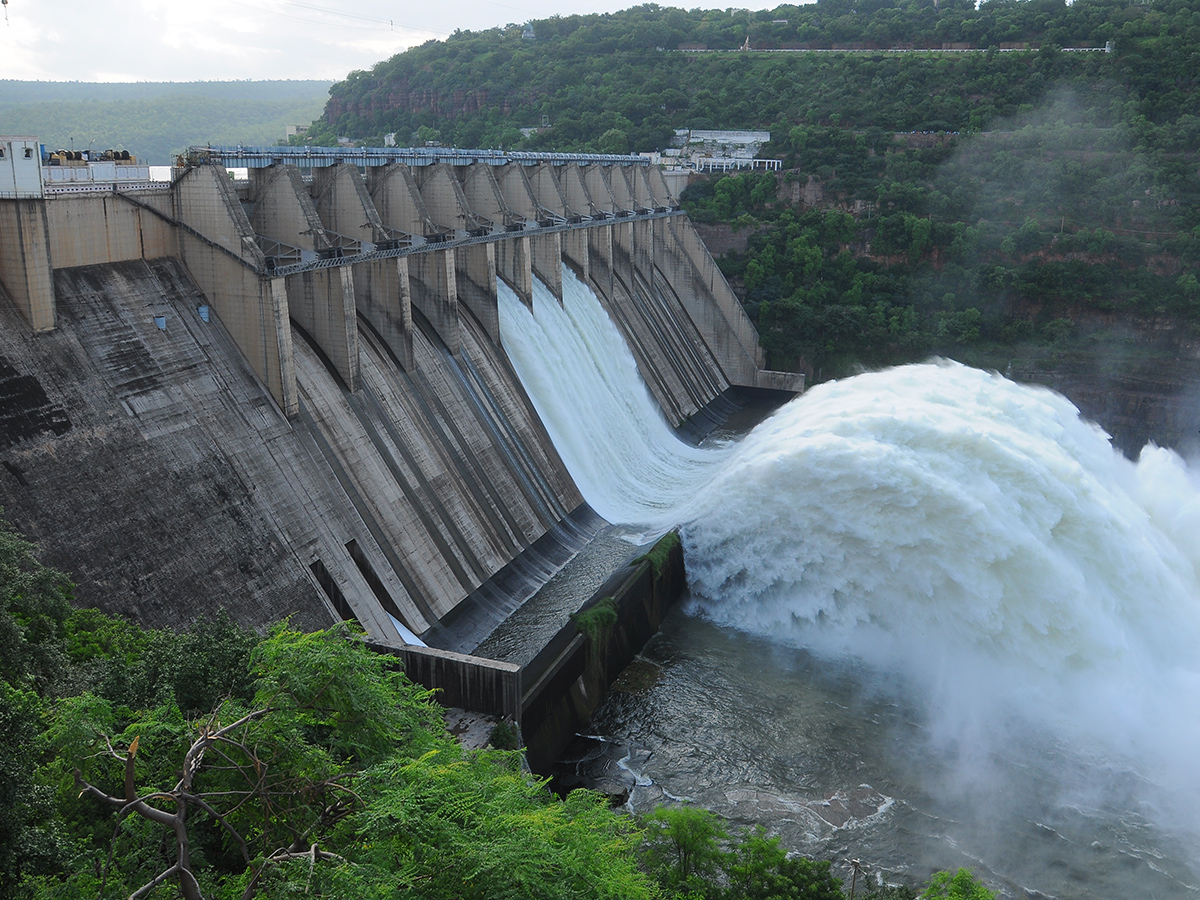 Inflows_20Rise_20At_20Srisailam_20Dam_20Photos_7.jpg 7