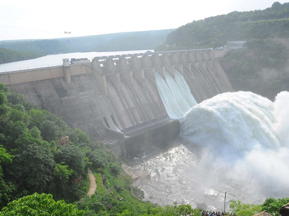 Inflows_20Rise_20At_20Srisailam_20Dam_20Photos_9.jpg 9