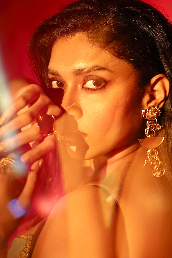Dushara_20Vijayan_20Latest_20Stunning_20Photos_20_288_29_0.jpg 9
