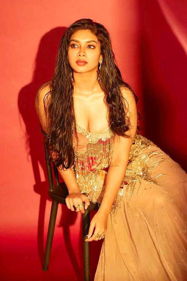 Dushara_20Vijayan_20Latest_20Stunning_20Photos_20_289_29_0.jpg 10