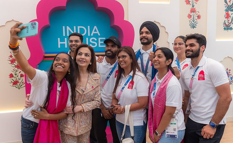 Nitaambani-_20selfie.jpg