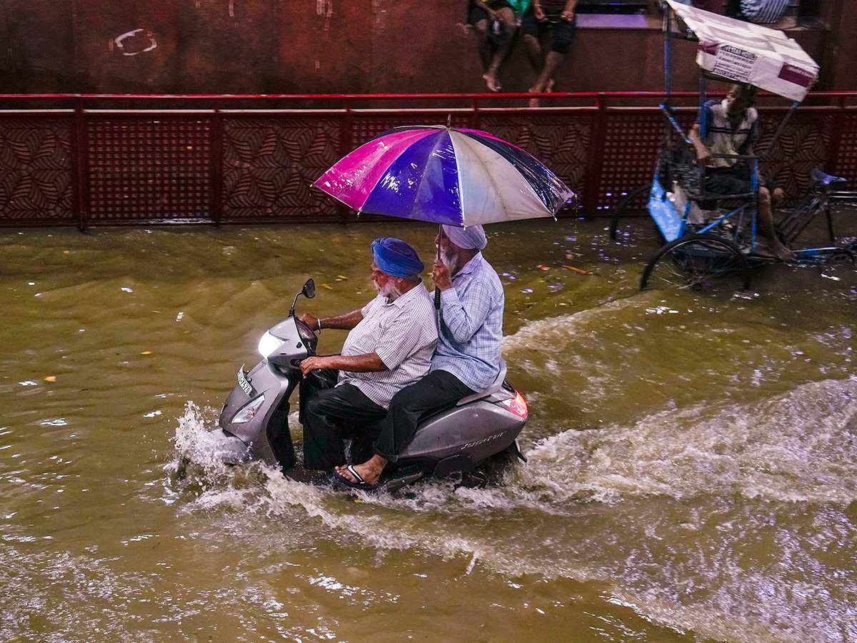 Heavy_20rainfall_20in_20Delhi_20Photos__20_2815_29.jpg 15