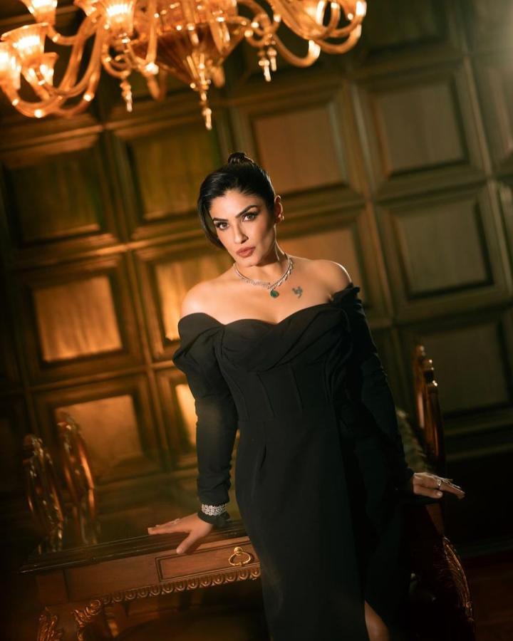 RaveenaTandon-05.jpg 5