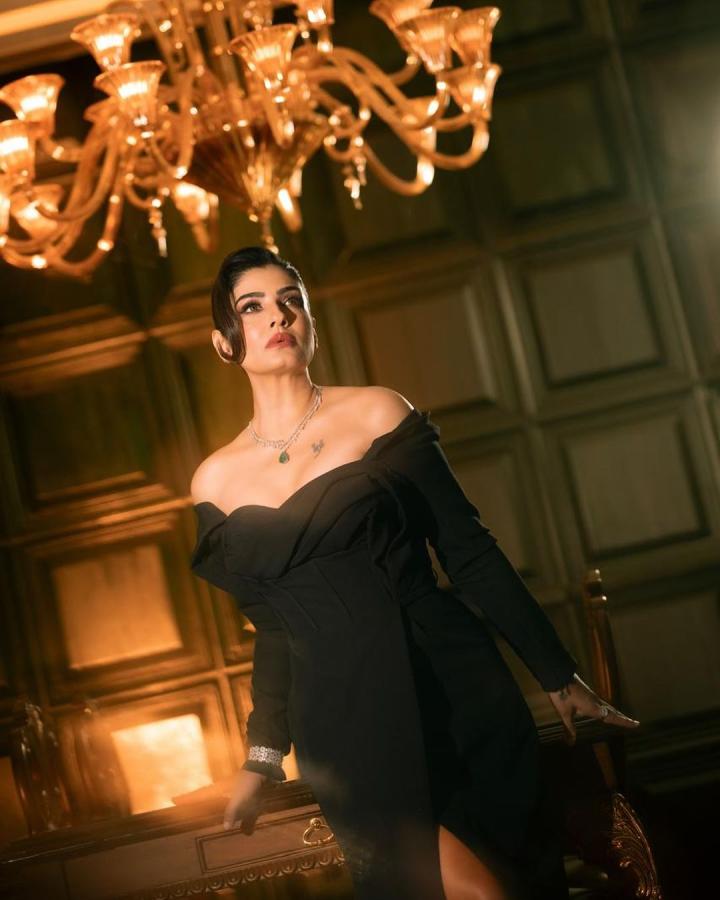 RaveenaTandon-06.jpg 6