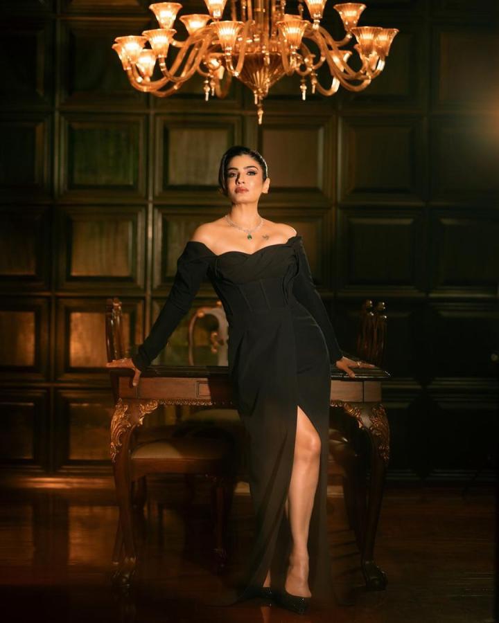 RaveenaTandon-07.jpg 7