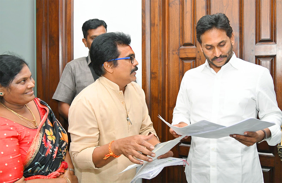 YS_20Jagan_20Meets_20YSRCP_20Activities_20At_20Camp_20Office_20Photos__20_2811_29.jpg 11