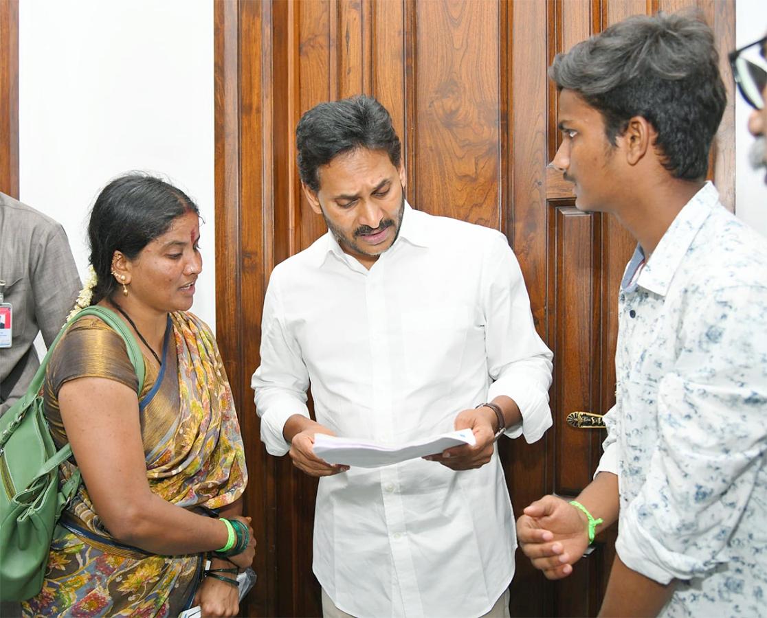 YS_20Jagan_20Meets_20YSRCP_20Activities_20At_20Camp_20Office_20Photos__20_287_29.jpg 7