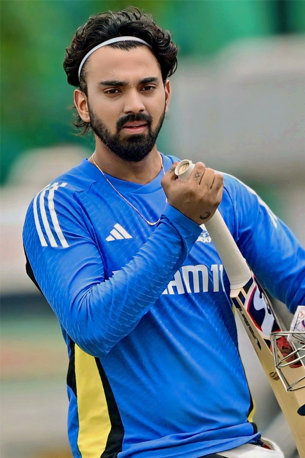 Gambhir_20Kohli_20share_20Light_20Moment_20in_20Practice_20ahead_20of_20the_20IND_20vs_20SL_20ODI_20Series_20Photos_20_285_29.jpg 11