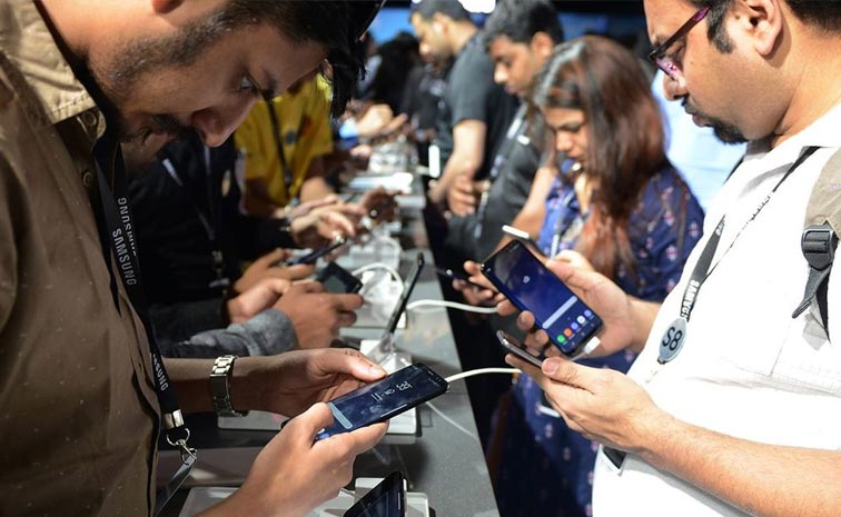 Indians_Smart_Phones_UNO.jpg