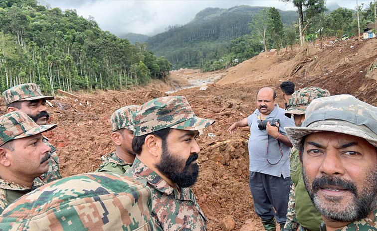 Mohanlal_20Visits_20Landslide-Hit_20Wayanad_20in_20Army_20Uniform_20Photos_20_282_29.jpg 2