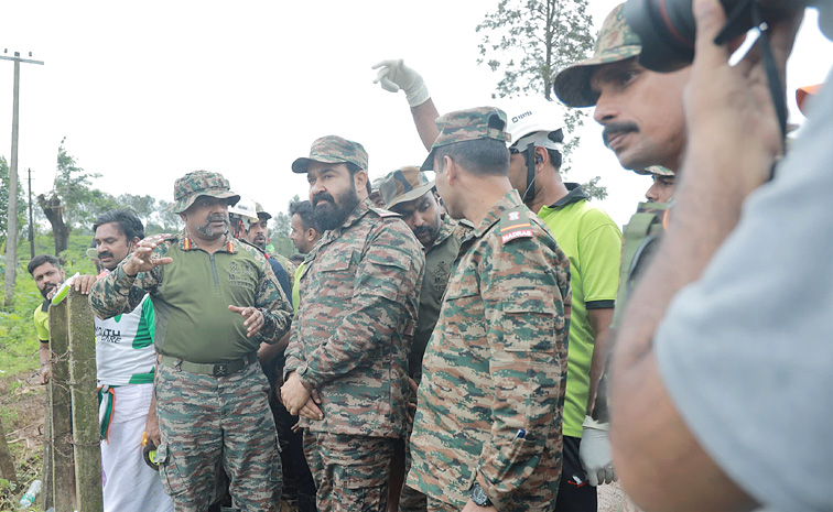 Mohanlal_20Visits_20Landslide-Hit_20Wayanad_20in_20Army_20Uniform_20Photos_20_283_29.jpg 3