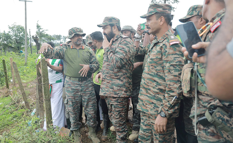 Mohanlal_20Visits_20Landslide-Hit_20Wayanad_20in_20Army_20Uniform_20Photos_20_284_29.jpg 4