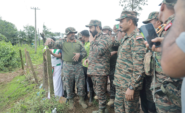 Mohanlal_20Visits_20Landslide-Hit_20Wayanad_20in_20Army_20Uniform_20Photos_20_285_29.jpg 5