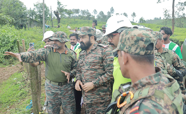 Mohanlal_20Visits_20Landslide-Hit_20Wayanad_20in_20Army_20Uniform_20Photos_20_286_29.jpg 6