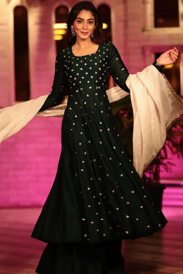 Sana-Makbul-15.jpg 16